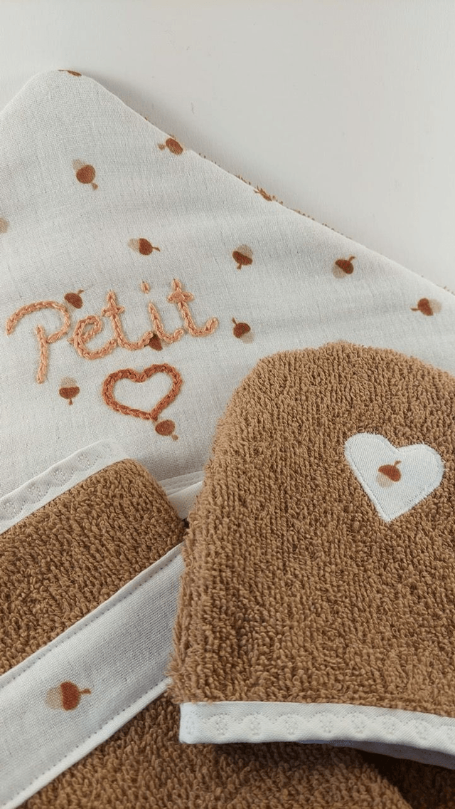 Cape de bain  "petit coeur" et ses deux gants de toilette