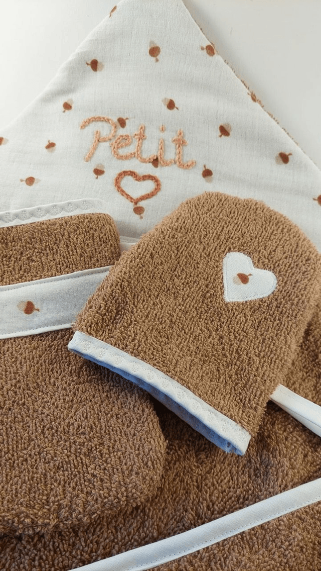 Cape de bain  "petit coeur" et ses deux gants de toilette
